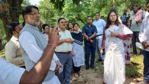 Hon'ble Minister and Director interacting with farmers